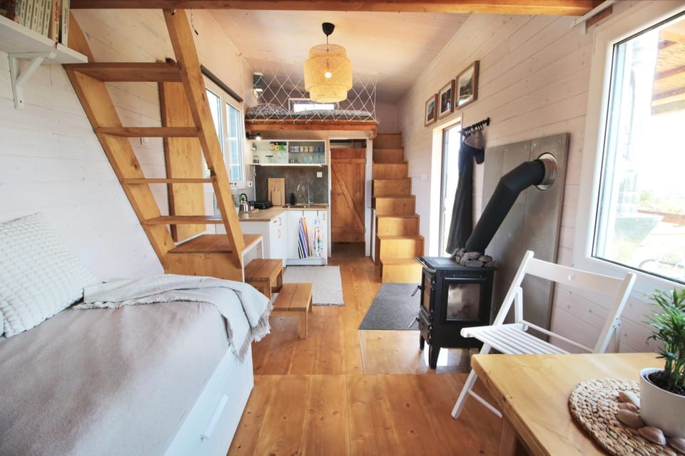 Bed, Kitchen or kitchenette, Living room, Seating area, Bedroom