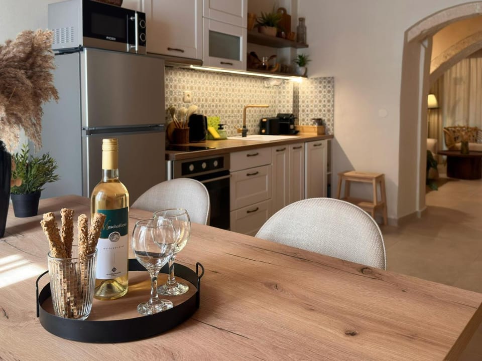 Kitchen or kitchenette, Dining area, oven, stove