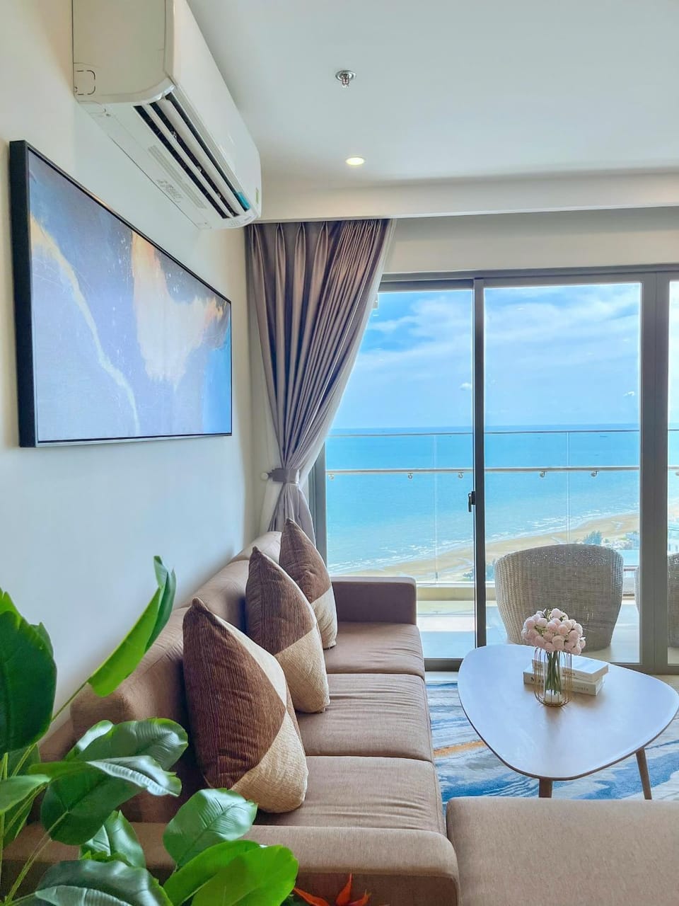 Communal lounge/ TV room, Natural landscape, TV and multimedia, View (from property/room), Living room, Evening entertainment, Sea view