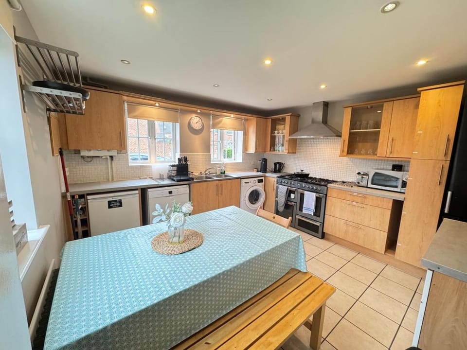 Spacious 5BR House Free Parking hatfield House in Hatfield