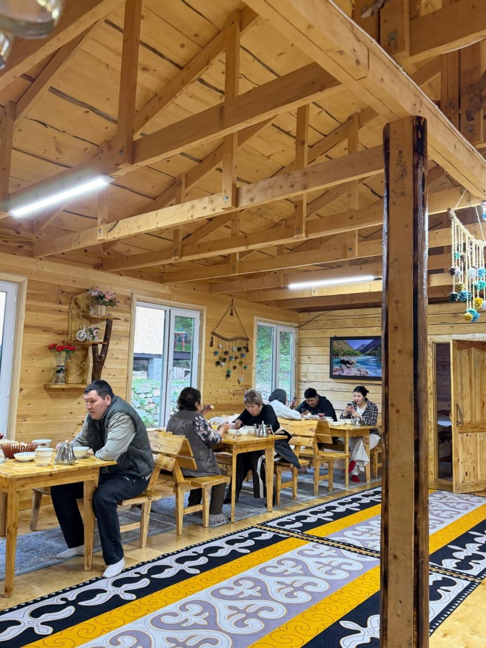 Restaurant/places to eat, People, Seating area, group of guests
