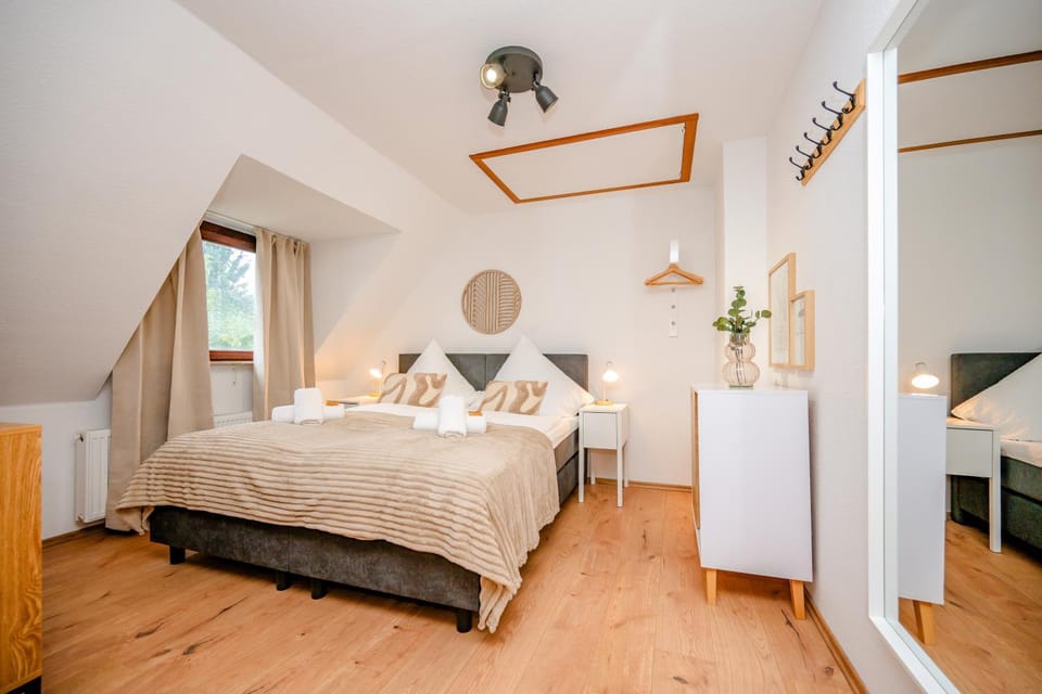 Bed, Photo of the whole room, Bedroom, towels