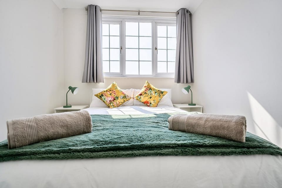 Spacious 4BR Home for Up to 10 Guests House in Basingstoke