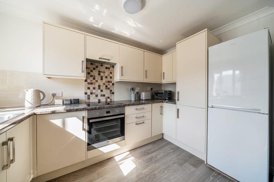 Spacious 4BR Home for Up to 10 Guests House in Basingstoke