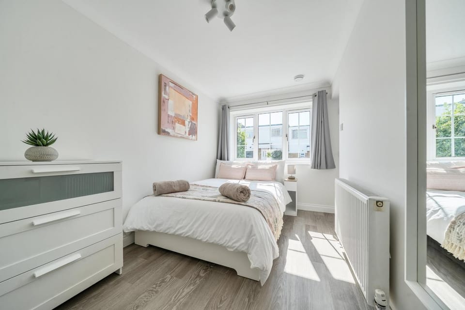 Spacious 4BR Home for Up to 10 Guests House in Basingstoke