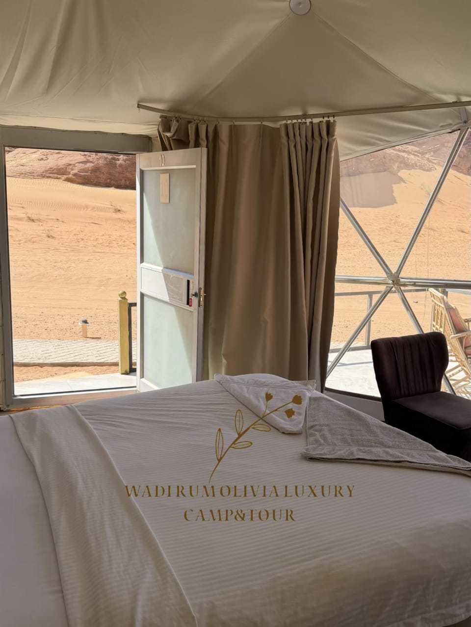 Bed, Photo of the whole room, Bedroom, Mountain view