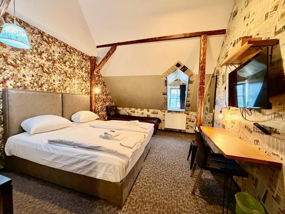 Bed, TV and multimedia, Living room, Photo of the whole room, Bedroom