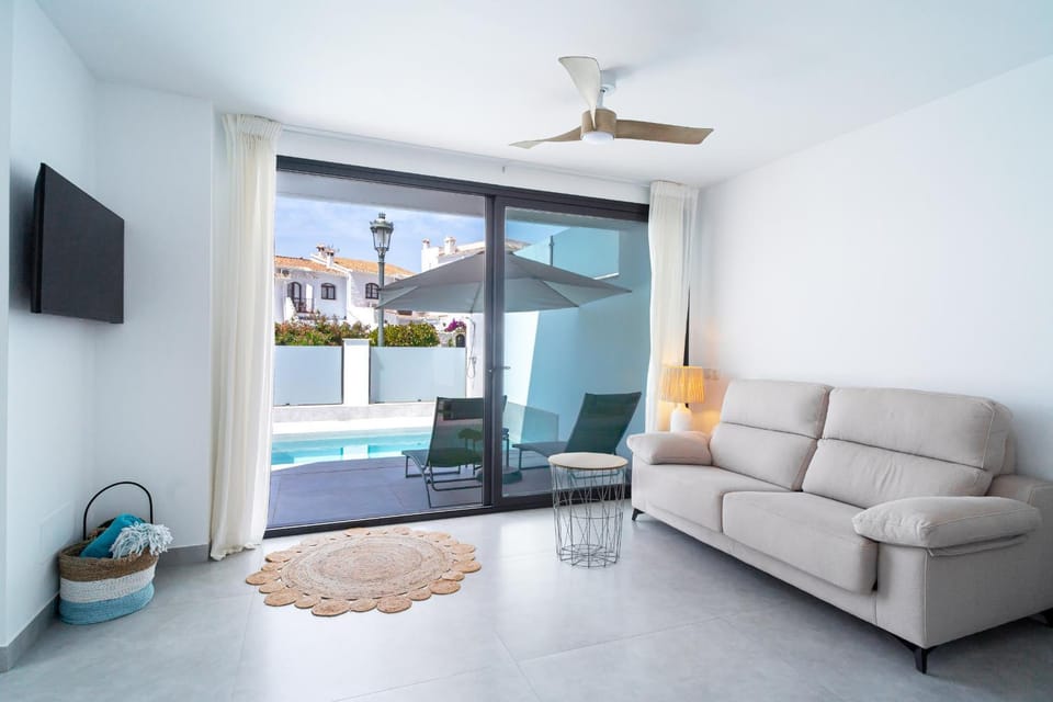 Communal lounge/ TV room, Living room