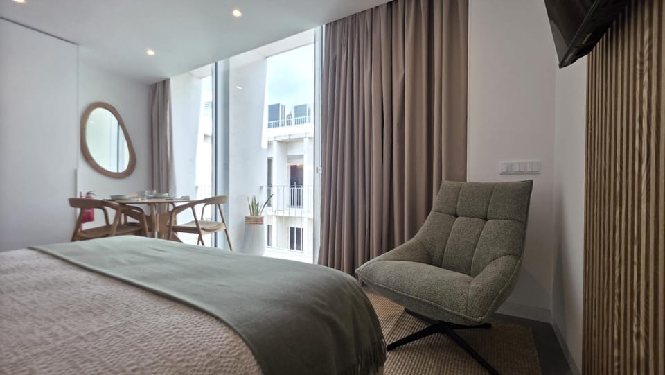 Bed, Living room, Photo of the whole room, Seating area, Bedroom