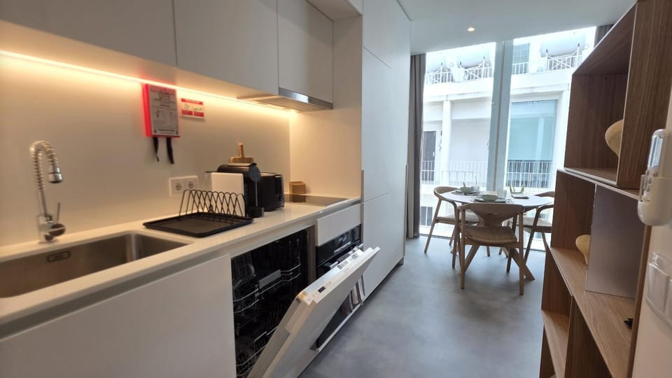 Coffee/tea facilities, Kitchen or kitchenette, Dining area, dishwasher, minibar, oven, stove, toaster