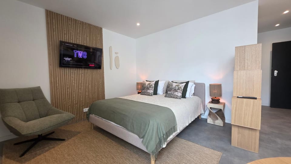 Bed, TV and multimedia, Living room, Photo of the whole room, Seating area, Bedroom