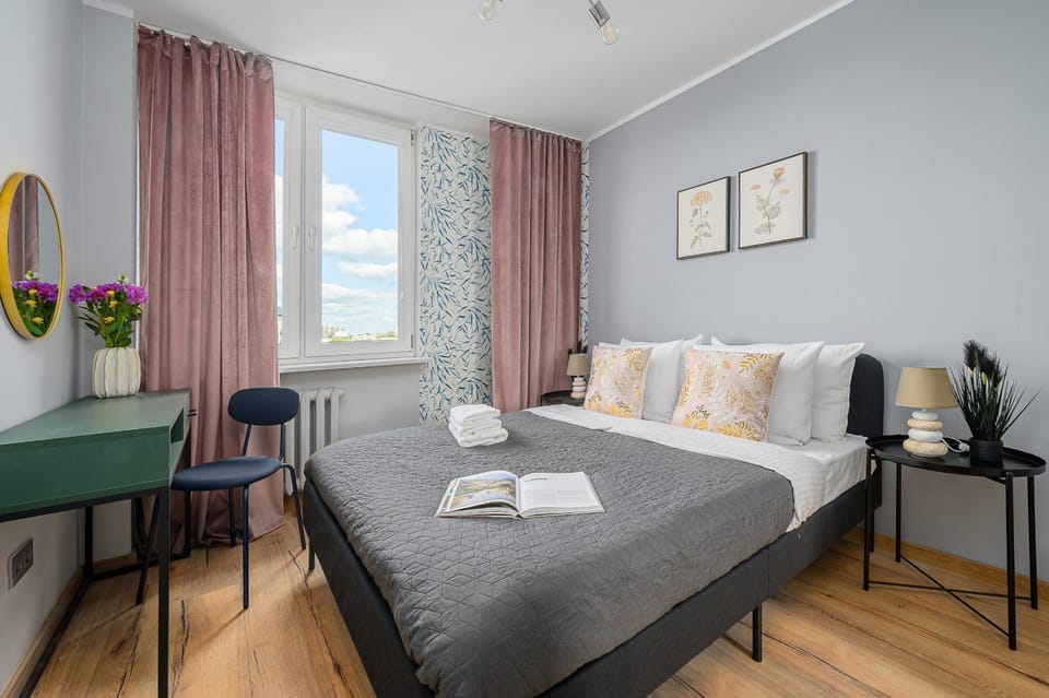Bed, Living room, Photo of the whole room, Seating area, Bedroom