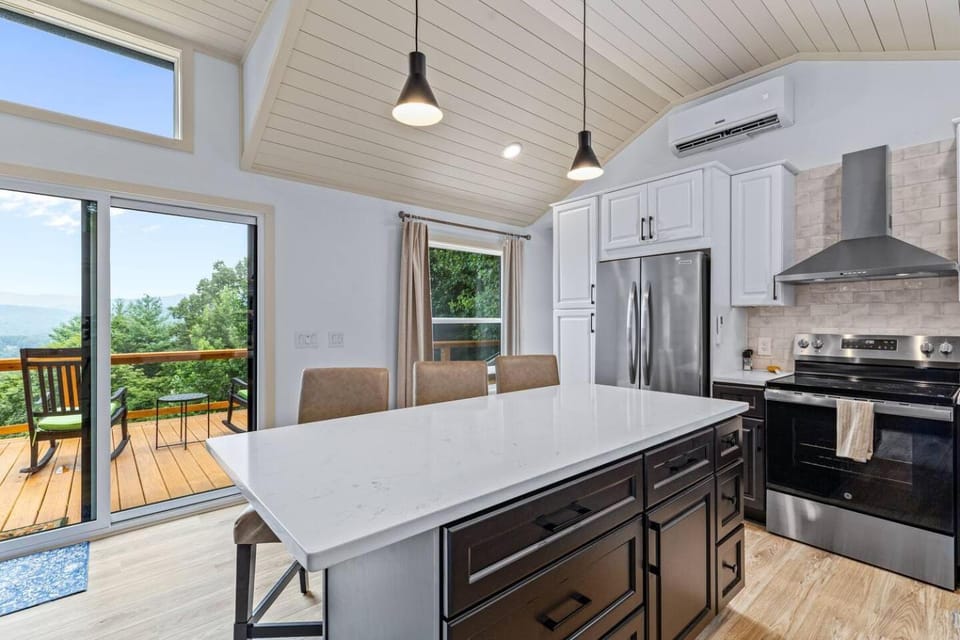 View (from property/room), Kitchen or kitchenette, Dining area, dishwasher, oven, pet friendly, stove