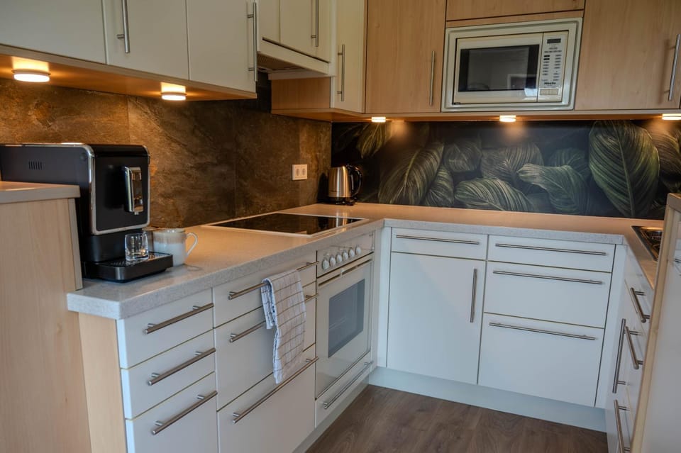 Coffee/tea facilities, Kitchen or kitchenette, stove, toaster
