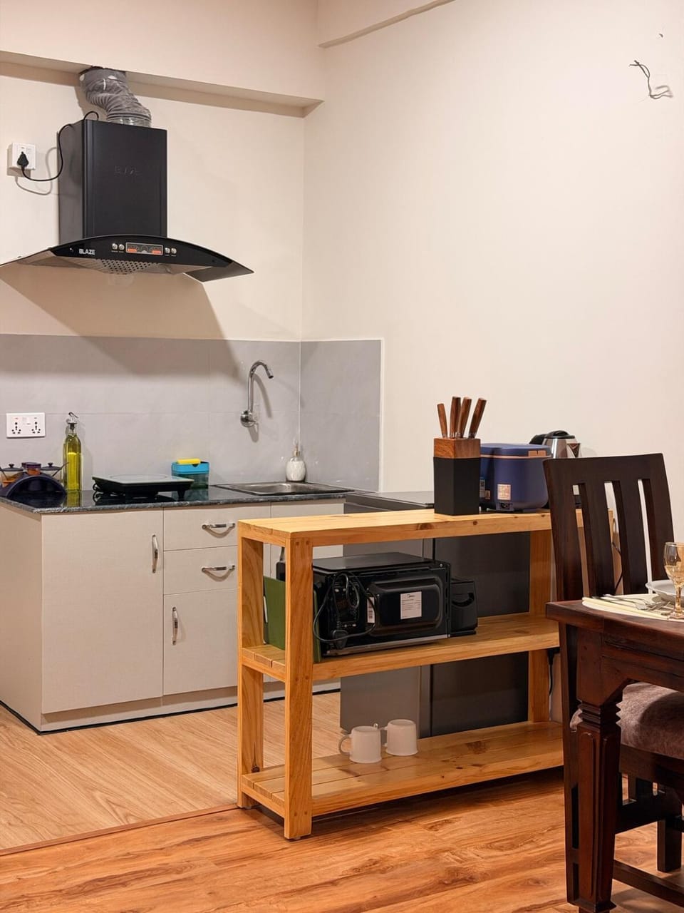 Kitchen or kitchenette, Dining area