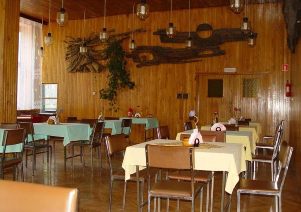 Restaurant/places to eat, Seating area