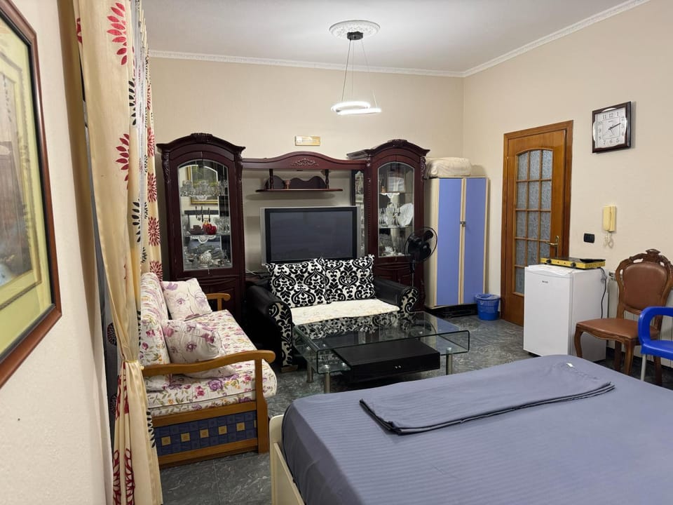 Bed, Photo of the whole room, Seating area, Bedroom