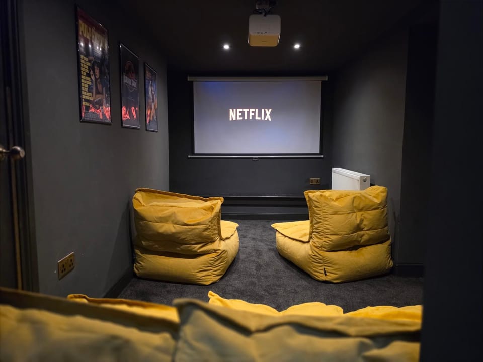 TV and multimedia, Living room, Seating area