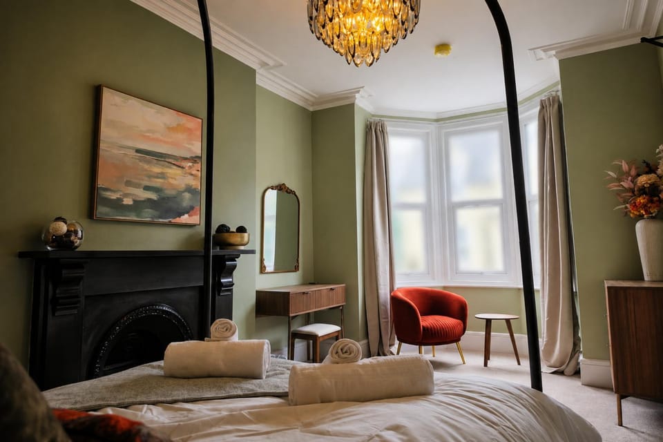 Photo of the whole room, Bedroom