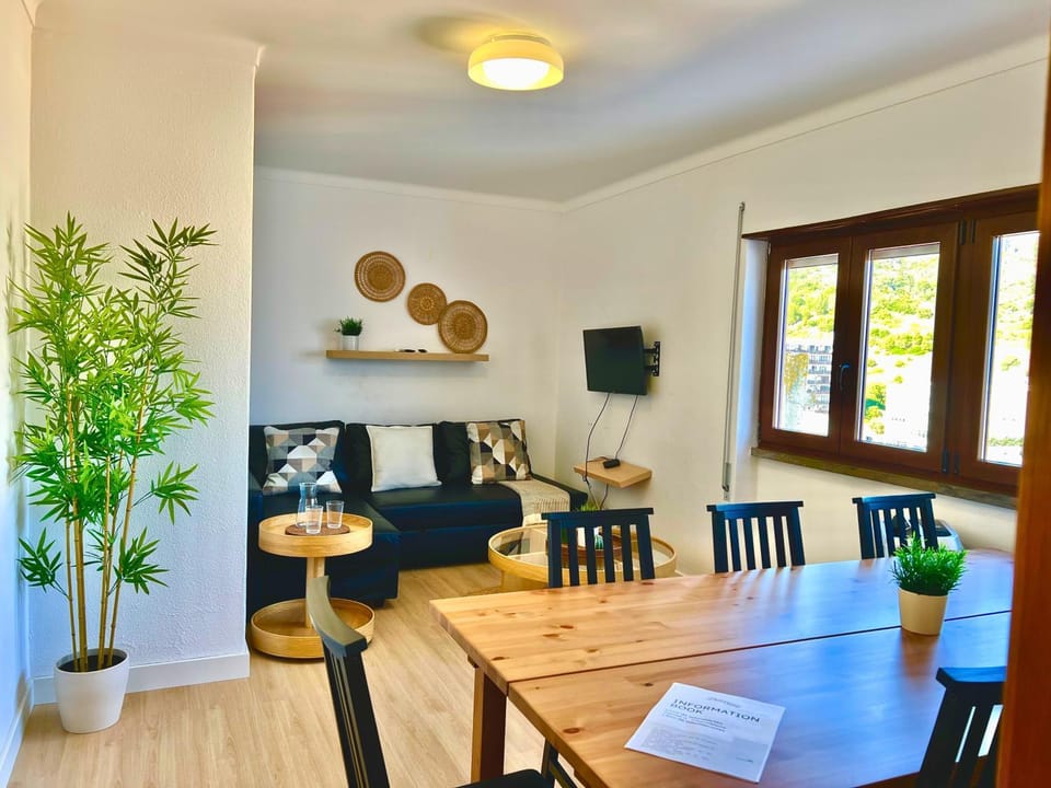TV and multimedia, Living room, Seating area, Dining area