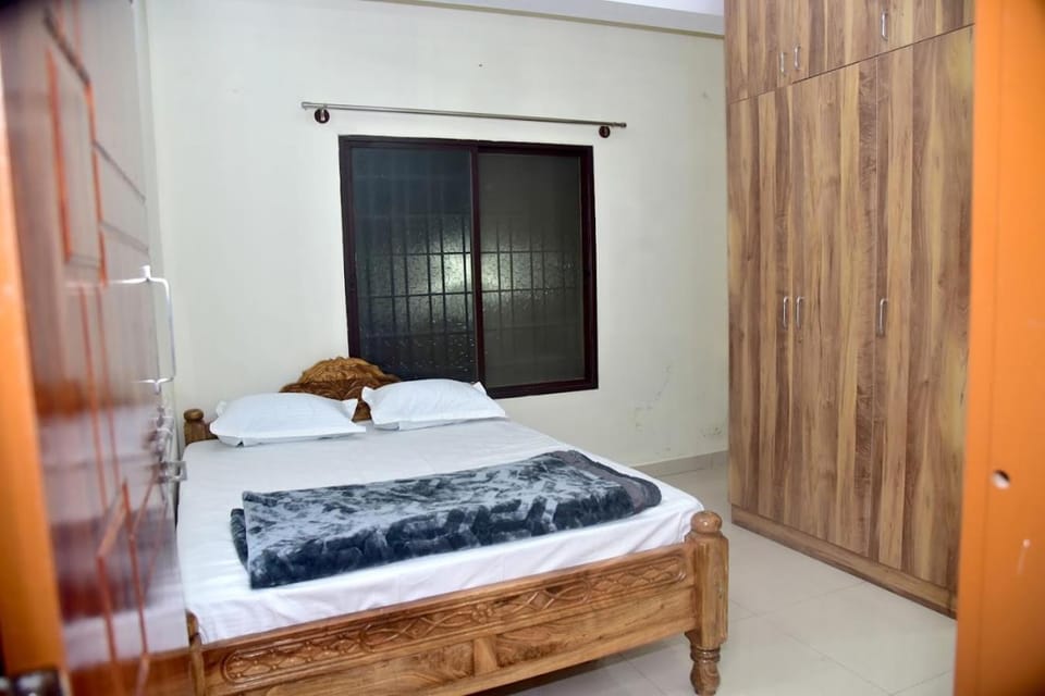 Bed, Bedroom, towels, wardrobe