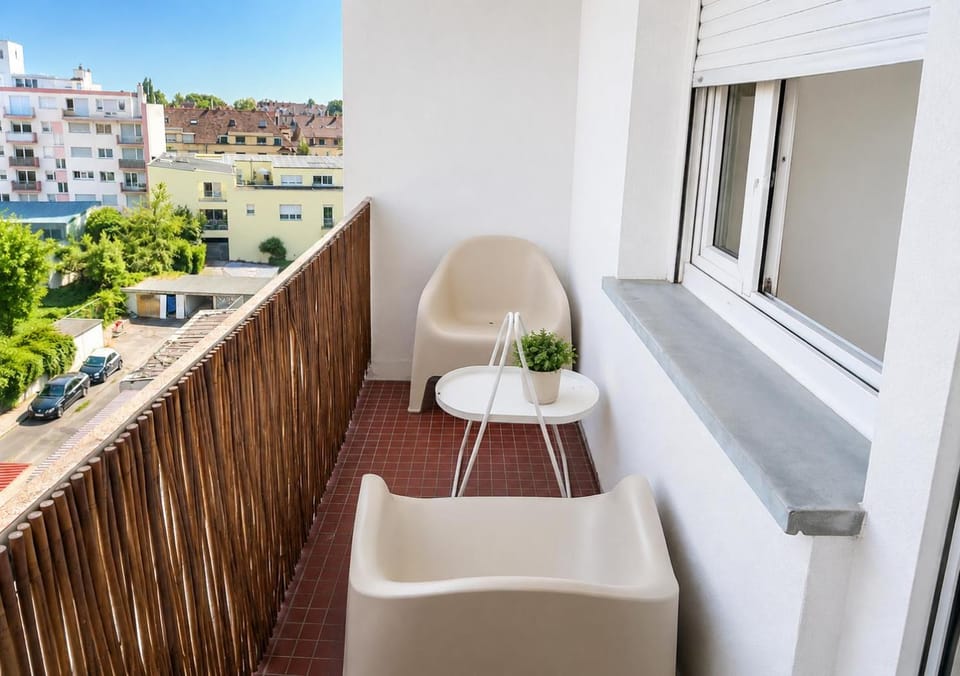 Property building, Day, Balcony/Terrace, Living room