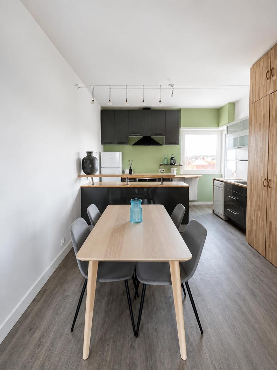 Kitchen or kitchenette, Dining area, stove