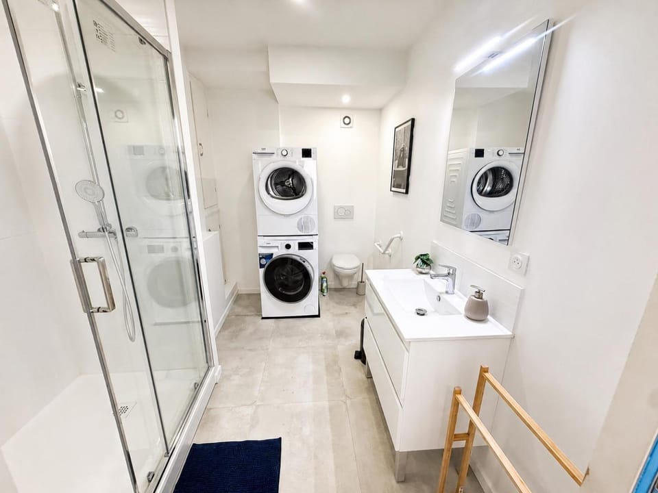 Cosy logement 5 chambres 100m2, Nîmes centre ville, Draps et serviettes, Climatisé, Parking gratuit, TGV, Arènes à pied 5 minutes Apartment in Nimes