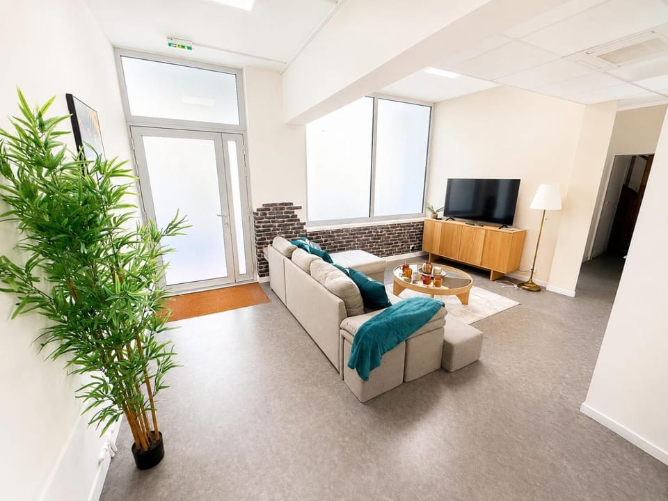 Communal lounge/ TV room, TV and multimedia, Living room, Seating area, internet, internet, internet