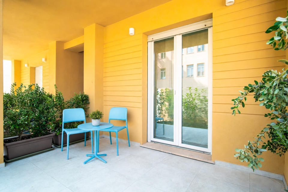 Property building, Patio, Balcony/Terrace