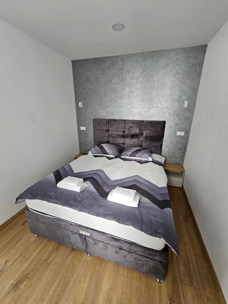 Bed, Photo of the whole room, Bedroom, towels