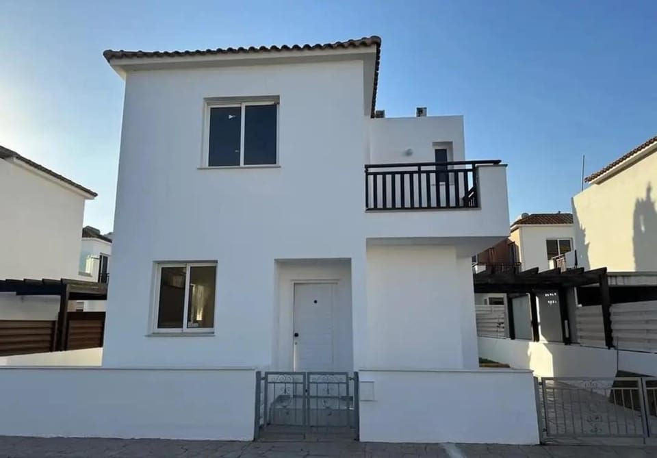 Caesar's Bedroom with AC, Queen-size, Balcony, Monitor Vacation rental in Sotira