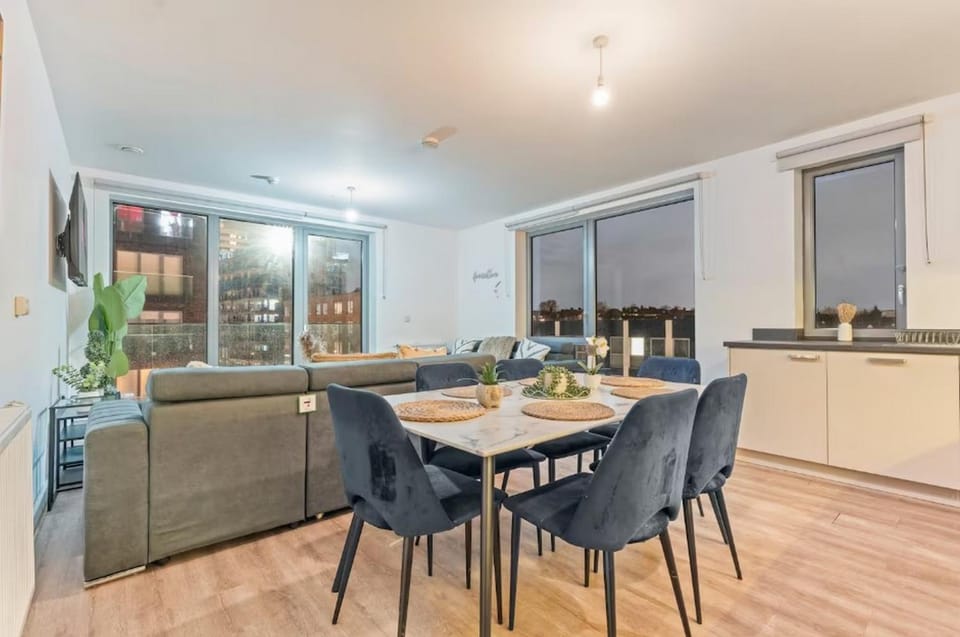 Kitchen or kitchenette, Living room, Seating area, Dining area