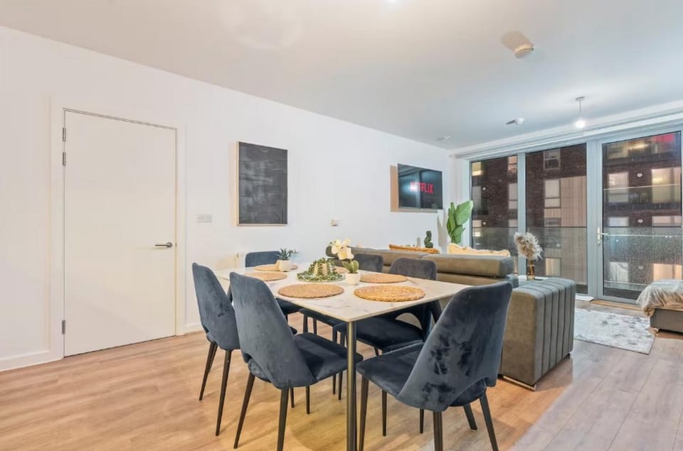TV and multimedia, Kitchen or kitchenette, Living room, Seating area, Dining area