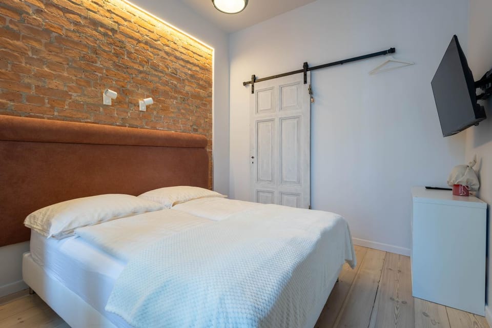 Bed, TV and multimedia, Photo of the whole room, Bedroom