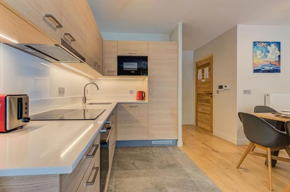 TV and multimedia, Kitchen or kitchenette, Kitchen or kitchenette, Dining area, dishwasher, minibar, oven, stove, toaster
