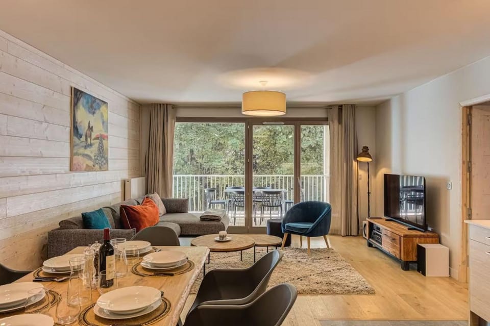 Communal lounge/ TV room, TV and multimedia, Living room, Seating area, Dining area