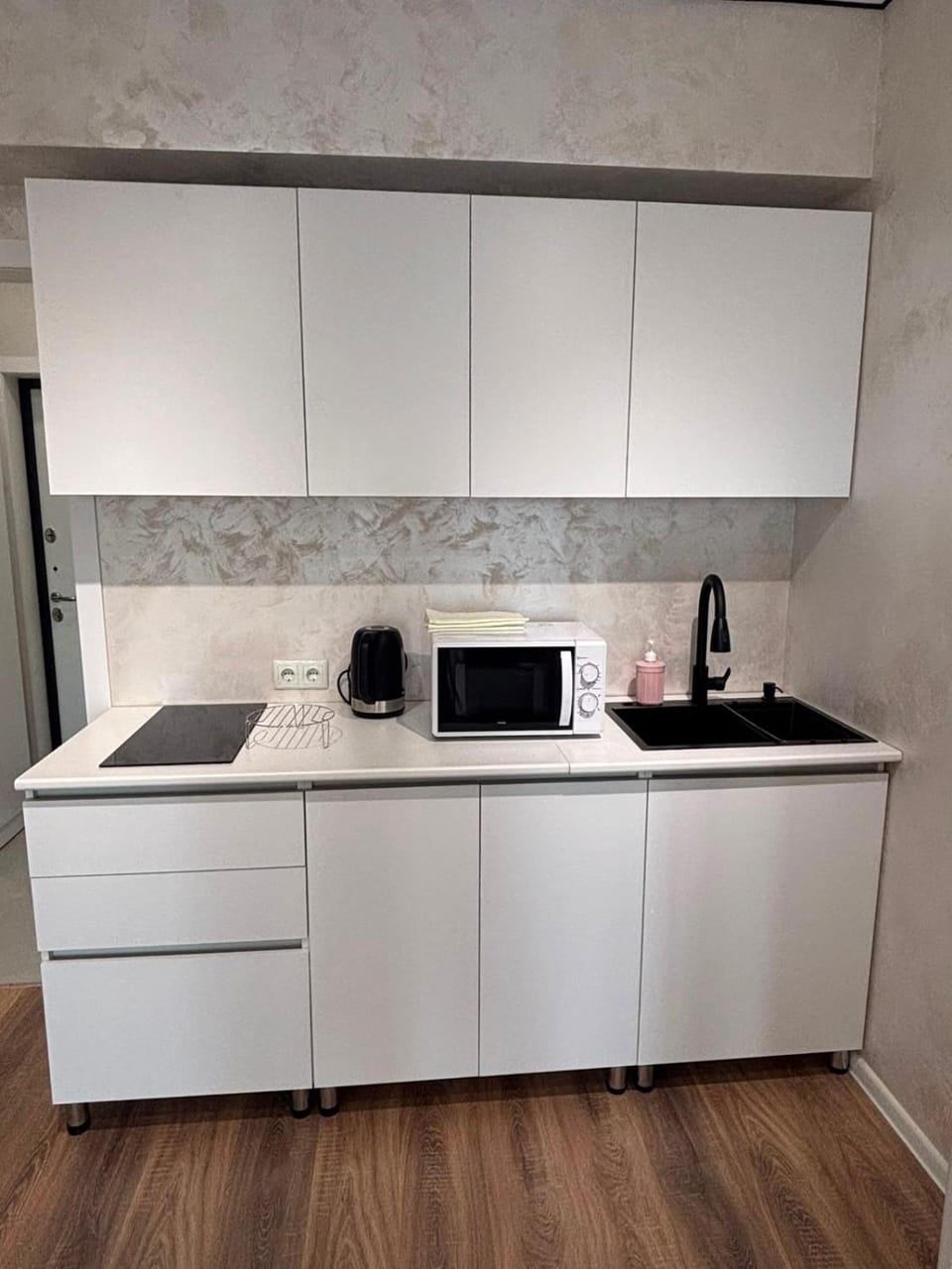 Coffee/tea facilities, Kitchen or kitchenette, stove