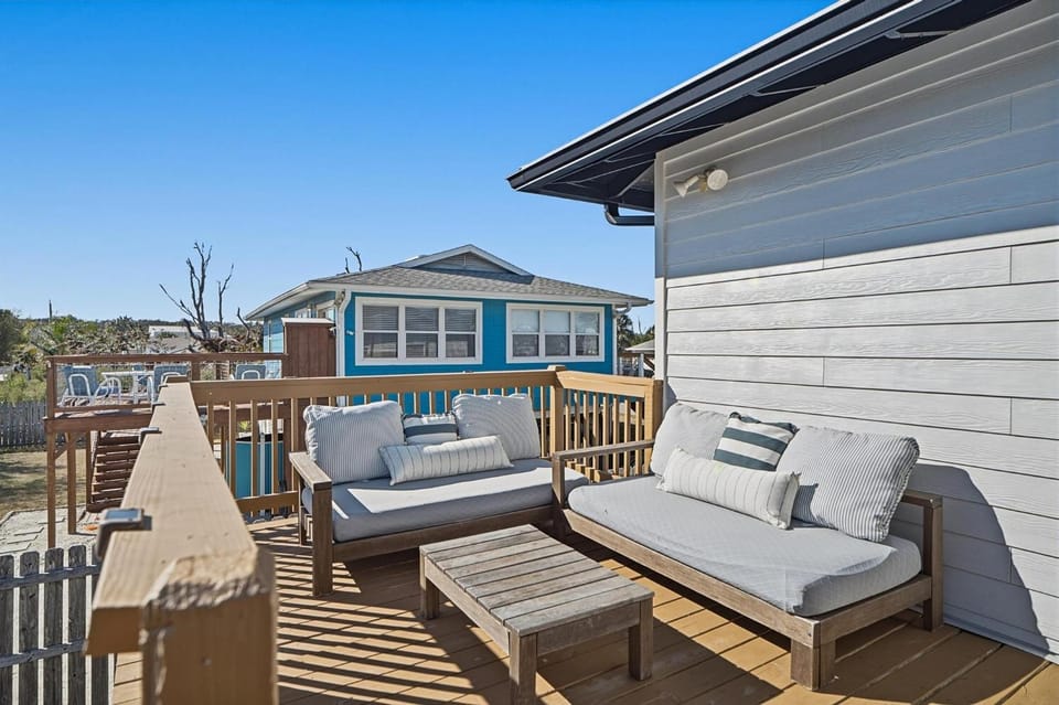 Spacious 4BR Beach Home-Private Pool, Game Room, Fire Pit & One Block to Flagler Beac House in Palm Coast