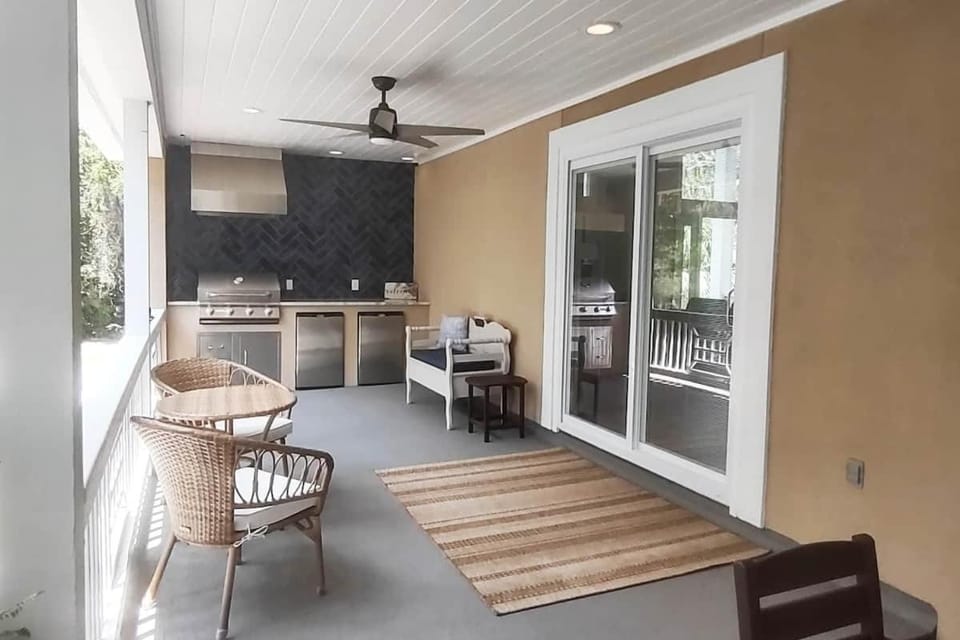 N Forest Beach, 1 Minute to BEACH, Private Pool House in North Forest Beach