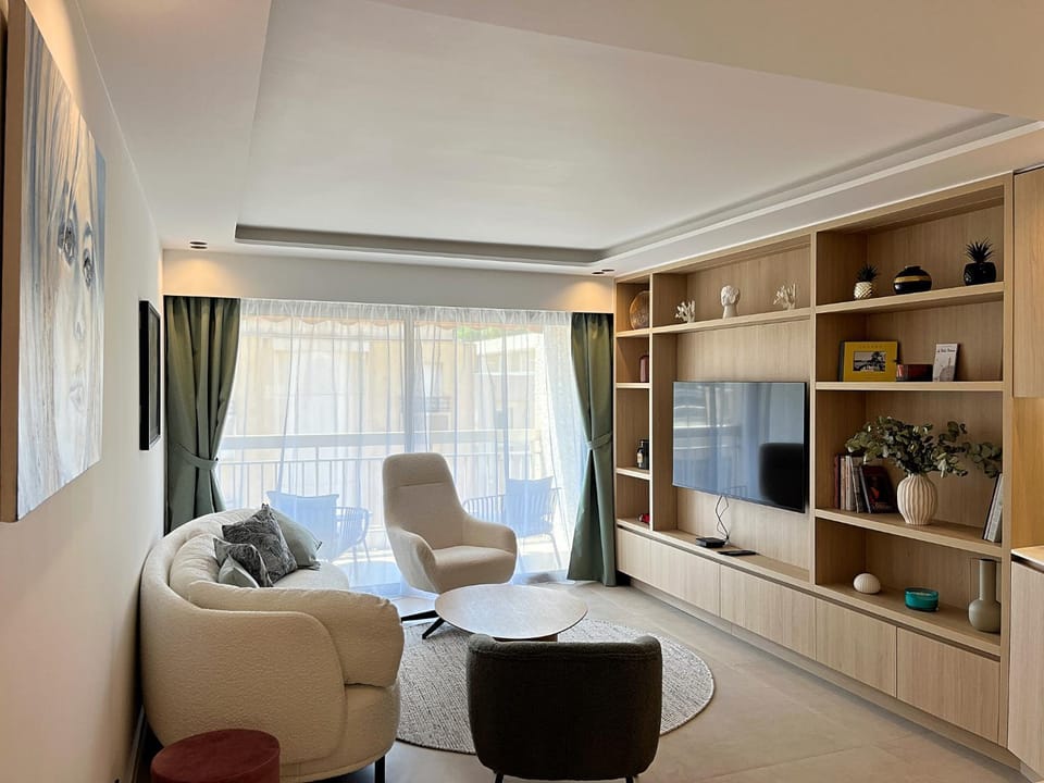 Communal lounge/ TV room, Living room, Seating area