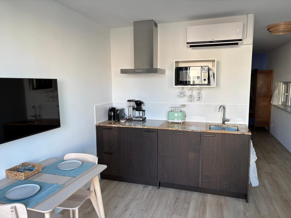 Coffee/tea facilities, stove, toaster