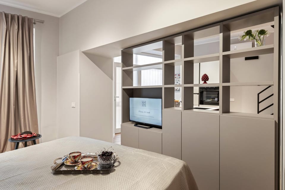 Bed, TV and multimedia, Food and drinks, Photo of the whole room, Bedroom