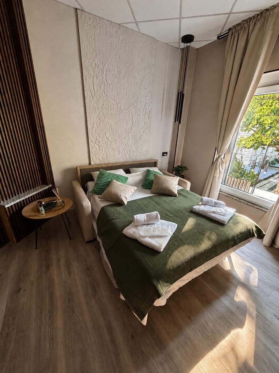 Bed, Living room, towels