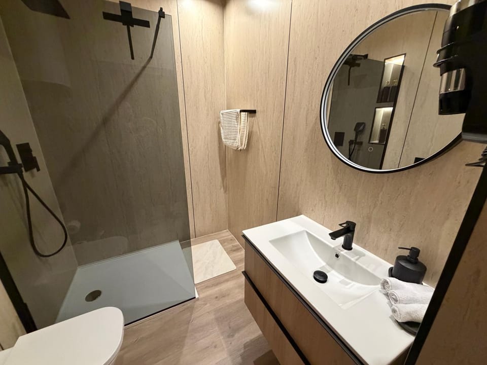 Shower, Toilet