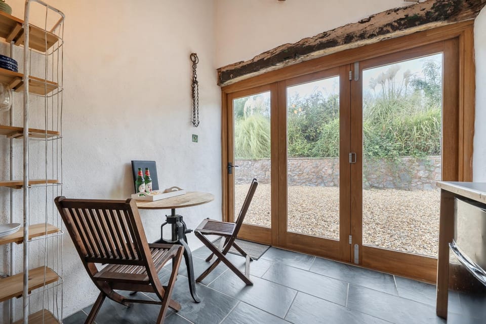 1 Bed Barn - Sleeps 2 - Pool - Garden - Bbq House in Taunton Deane