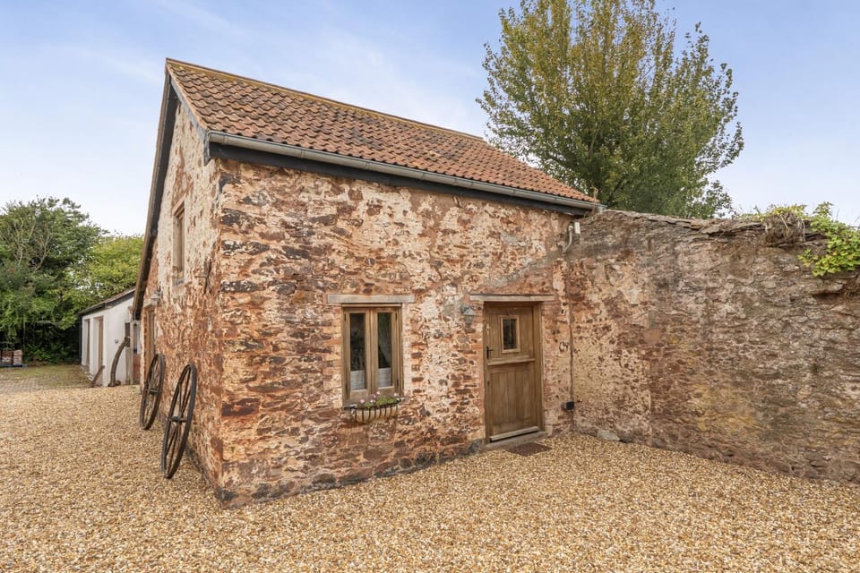 1 Bed Barn - Sleeps 2 - Pool - Garden - Bbq House in Taunton Deane