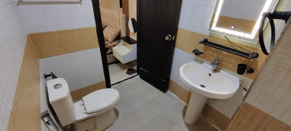Shower, Toilet, Bathroom, Bath, bidet, towels