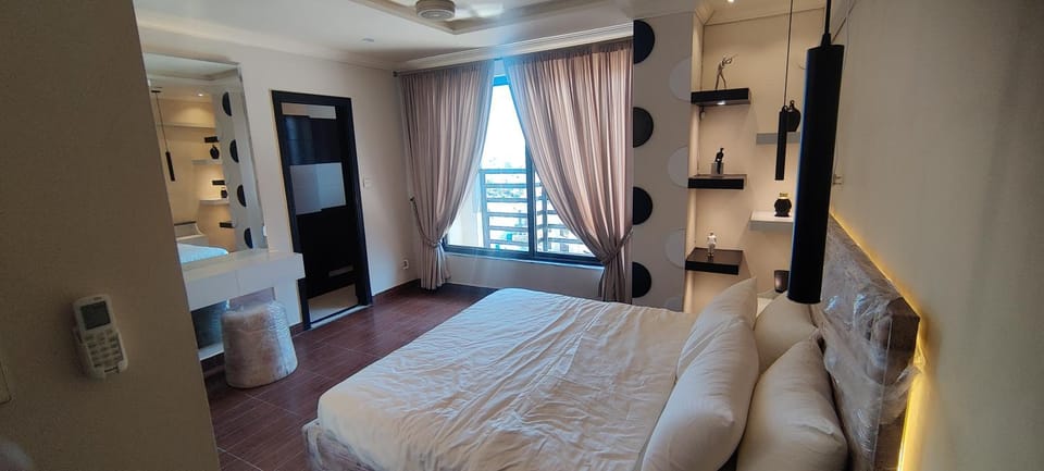 Bed, TV and multimedia, Living room, Photo of the whole room, Seating area, Bedroom, hair dresser