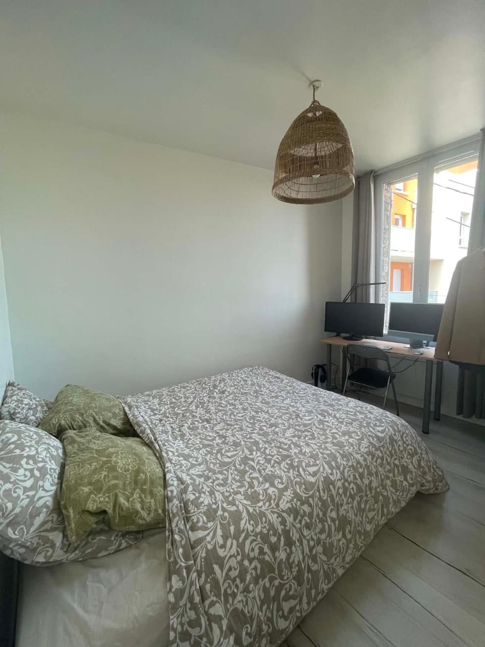 Bed, Seating area